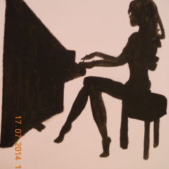 A woman ,who play the piano